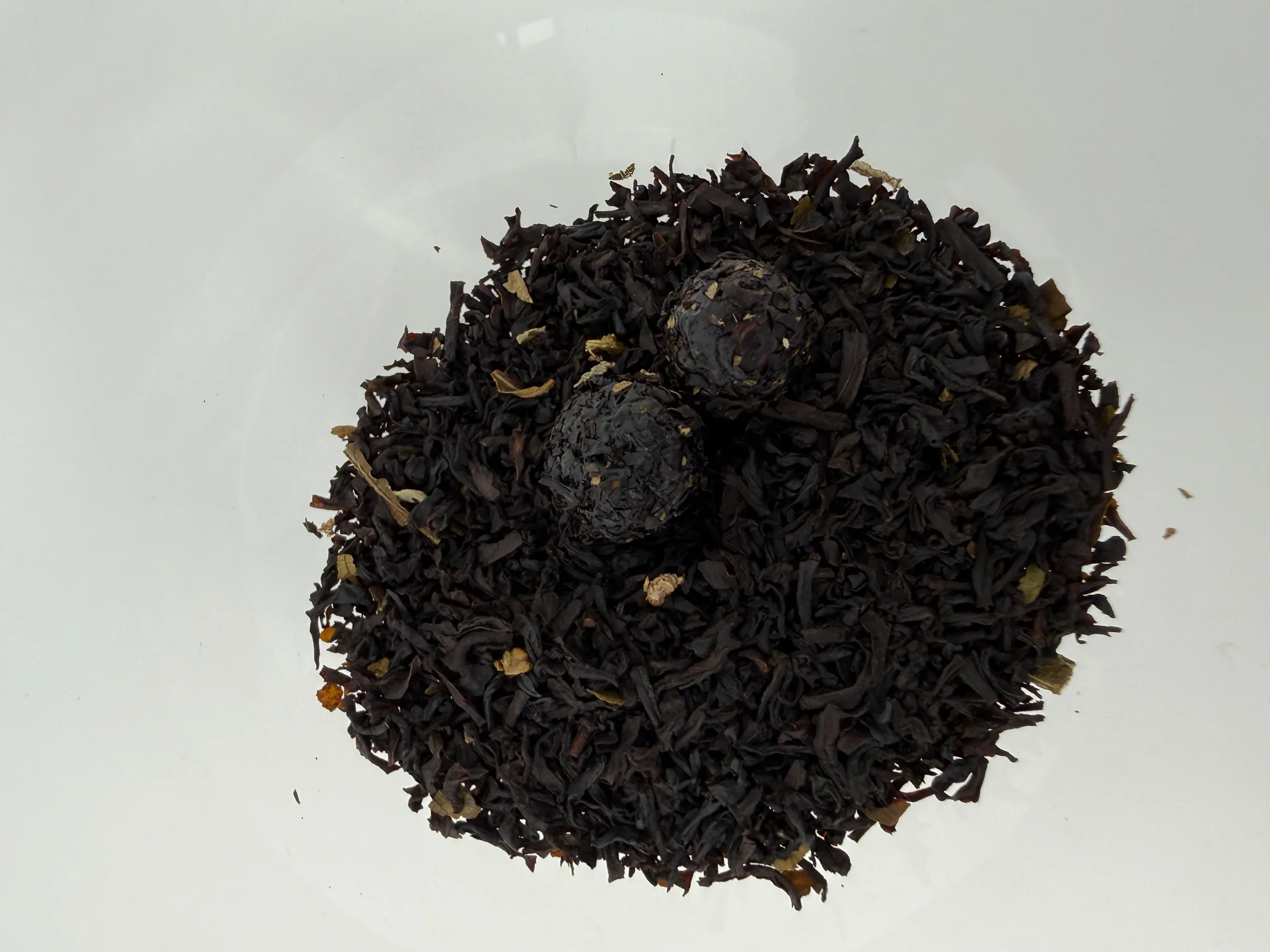 black tea leaves with dried blackberrys
